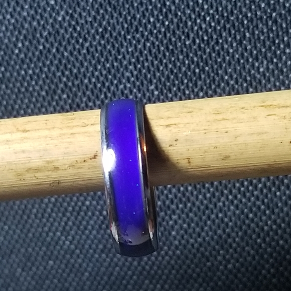 Beautiful Mood Rings with 12 Changing Colors (Sizes #6-11) - Picture 4 of 10